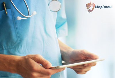 Врач с планшетом в руках